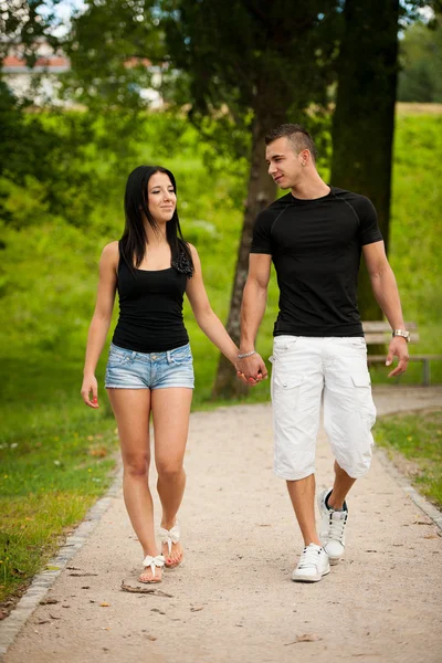 Teenage couple on a late summer afternoon in park — Stock Photo, Image