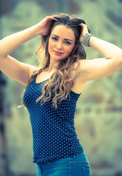 Beautiful young woman in urban environment — Stock Photo, Image
