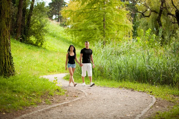 Teenage couple on a late summer afternoon in park — Stock Photo, Image