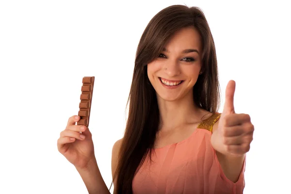 Hermosa joven caucásica mujer comiendo chocolate — Foto de Stock