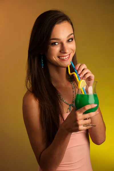 Girl drinks a cocktail in night club — Stock Photo, Image