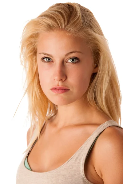 Retrato de belleza de una joven atractiva con ojos azules — Foto de Stock