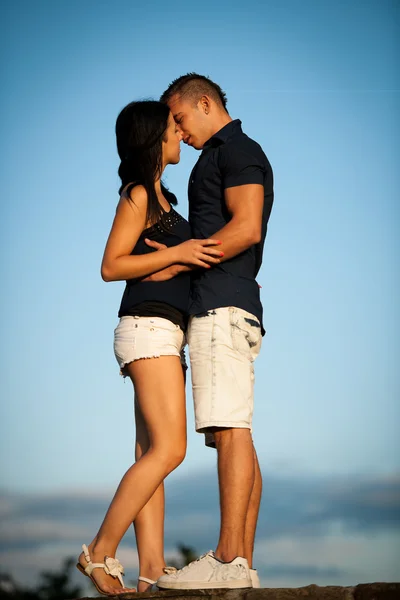 Teenage couple on a late summer afternoon in park — Stock Photo, Image