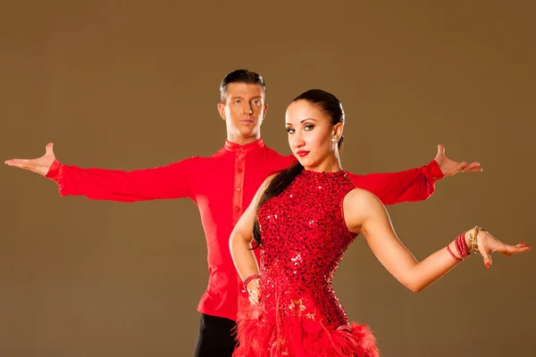 Latino dance couple in action - dancing wild samba — Stock Photo, Image