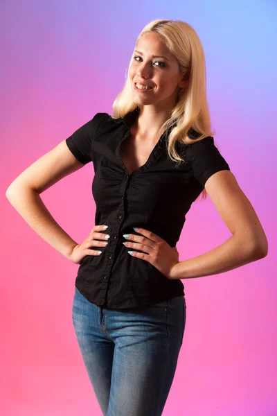 Mooie jonge blonde vrouw studio portret — Stockfoto