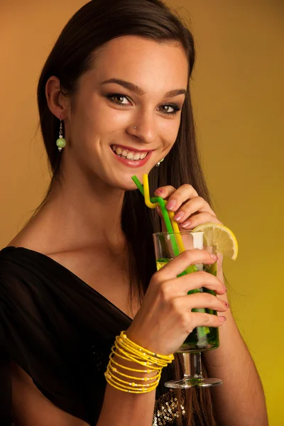 Girl drinks a cocktail in night club — Stock Photo, Image