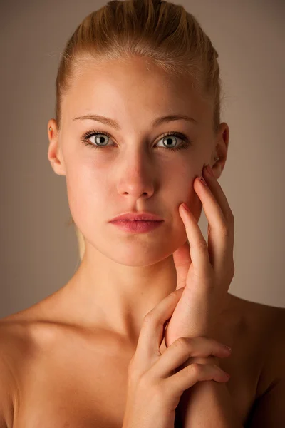 Retrato de belleza de una joven atractiva con ojos azules — Foto de Stock