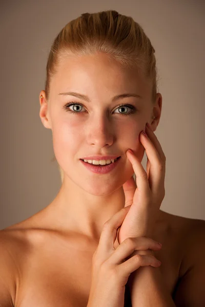 Retrato de belleza de una joven atractiva con ojos azules — Foto de Stock