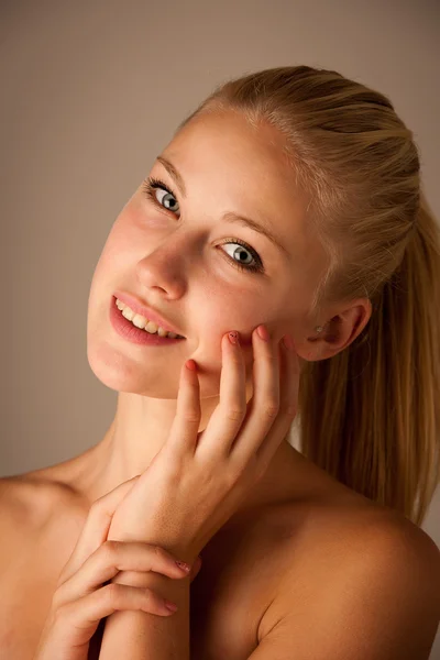 Retrato de belleza de una joven atractiva con ojos azules — Foto de Stock