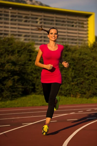 Junge Frau läuft auf Gleis — Stockfoto