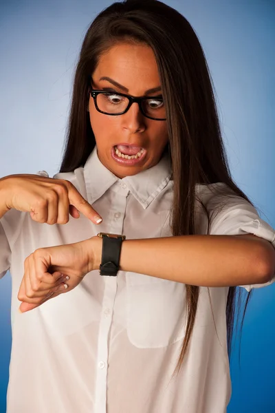 Mujer estresada mirando en el gesto de reloj llegar tarde — Foto de Stock