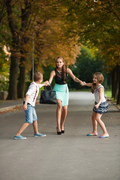 Mother with naughti son adn daughter on a walk in park — Stock Photo, Image