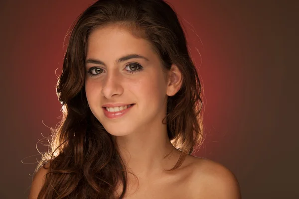 Bellezza Ritratto di bella ragazza adolescente rosso sfondo blu — Foto Stock