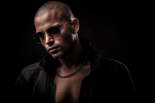 Dark photos of a mysteryous handsome young man with sunglasses — Stock Photo, Image