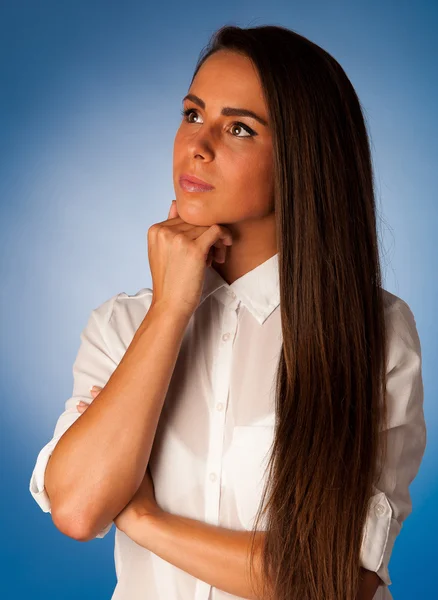 Fundersam ung spansktalande kvinna tänka framför blå bak — Stockfoto