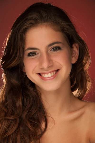 Krása portrét krásné dospívající dívka červené modré pozadí — Stock fotografie