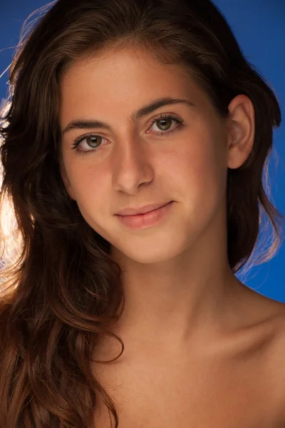 Krása portrét krásné dospívající dívky nad modrým pozadím — Stock fotografie