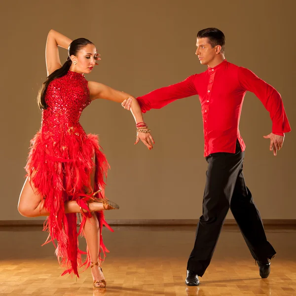 拉丁舞蹈夫妇在行动 — — 跳舞野生桑巴 — 图库照片