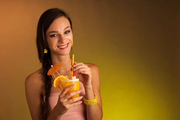 Girl drinks a cocktail in night club — Stock Photo, Image