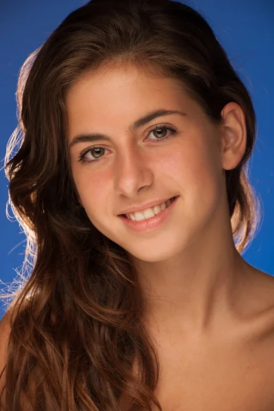 Belleza Retrato de hermosa adolescente sobre fondo azul — Foto de Stock