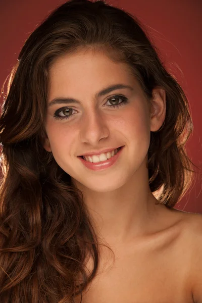 Krása portrét krásné dospívající dívka červené modré pozadí — Stock fotografie