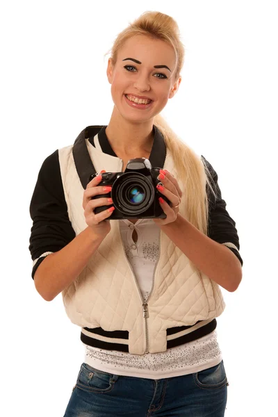 Donna in possesso di una fotocamera scattare foto isolate su backgro bianco — Foto Stock