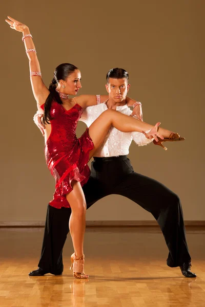 Pareja de baile latino en acción - bailando samba salvaje — Foto de Stock