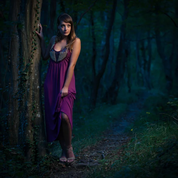 해질녘 숲 경로에 두려워 하 게 아름 다운 여자 — 스톡 사진