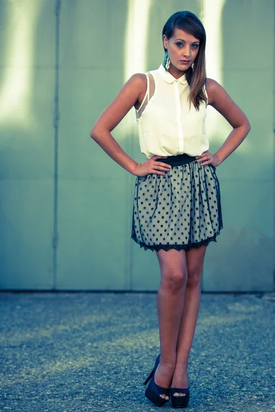 Giovane bella modella femminile in piedi di fronte al vecchio arrugginito — Foto Stock