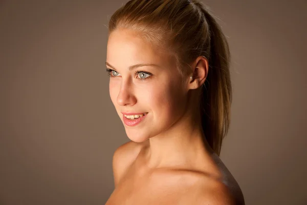 Vonzó fiatal nő szeme kék szépség portréja — Stock Fotó