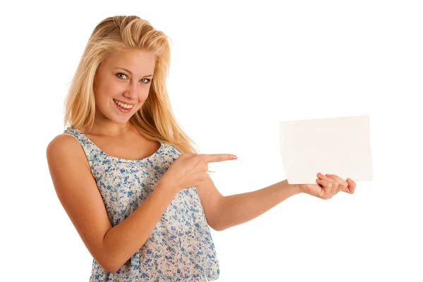 Eine junge Frau hält eine weiße Tafel zur Beförderung in den Händen — Stockfoto