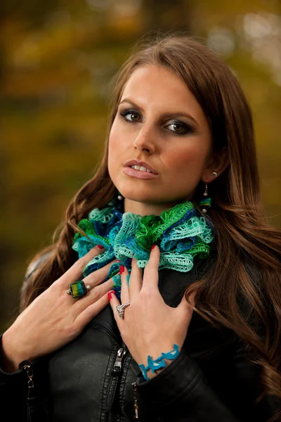 Blog style pretty young woman on a walk in forest on late autumn — Stock Photo, Image