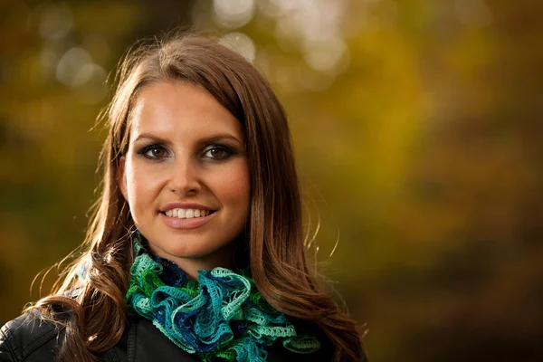 Blog style pretty young woman on a walk in forest on late autumn — Stock Photo, Image