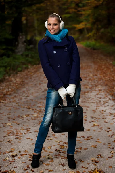 Blog styl pěknou mladou ženou na procházce v lese na pozdní podzim — Stock fotografie