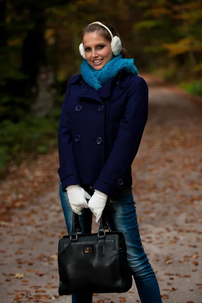 Blog style pretty young woman on a walk in forest on late autumn — Stock Photo, Image