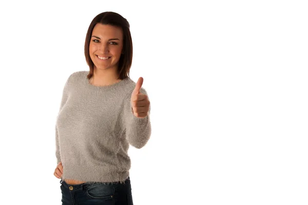 Schöne junge Frau mit braunen Haaren lässig gekleidet zeigt thu — Stockfoto