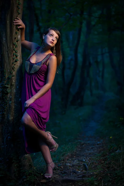 Effrayé Belle dame sur un chemin forestier au crépuscule — Photo