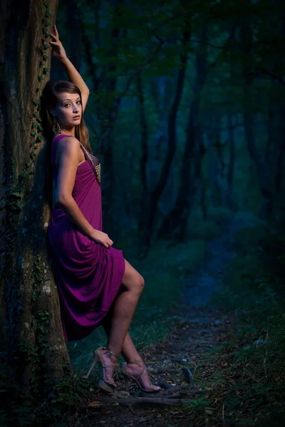 Spaventato Bella signora su un sentiero forestale al tramonto — Foto Stock