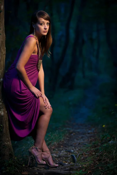 해질녘 숲 경로에 두려워 하 게 아름 다운 여자 — 스톡 사진
