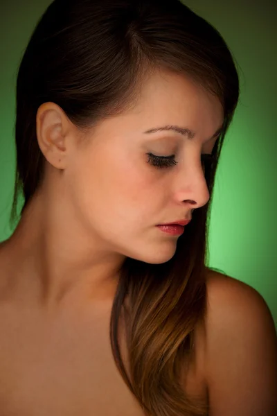 Piękny portret kobiecy brunetka z zdrowe włosy jasne świeży — Zdjęcie stockowe