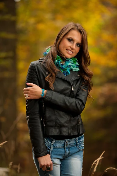 Blog stijl vrij jonge vrouw op een wandeling in het bos op laat in de herfst — Stockfoto