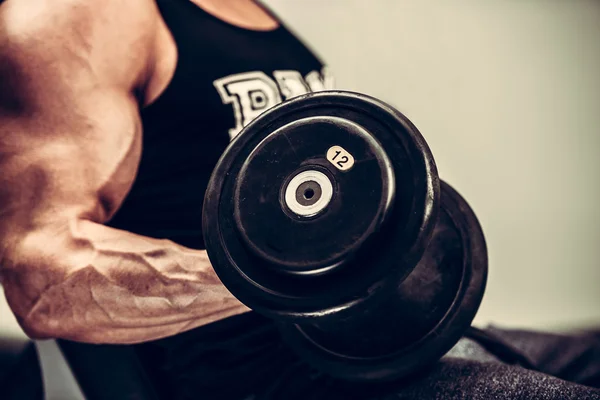 Hnadsome mladý muž cvičit s činkami v fitness - powe — Stock fotografie