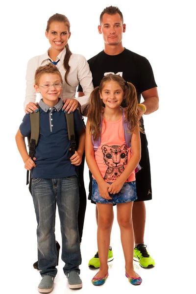 Moeder vader en schoolkinderen geïsoleerd op witte achtergrond — Stockfoto