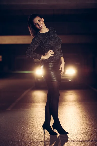 Pretty young caucasian woman with brown hair night portrait in i — Stock Photo, Image