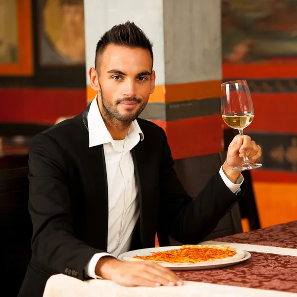 Yakışıklı adam pizza restoranında yemek — Stok fotoğraf