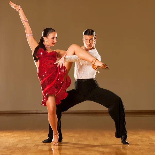 拉丁舞蹈夫妇在行动 — — 跳舞野生桑巴 — 图库照片