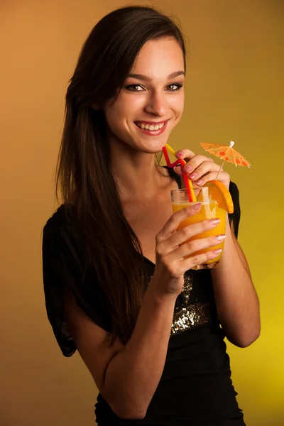 Ragazza beve un cocktail nel night club — Foto Stock