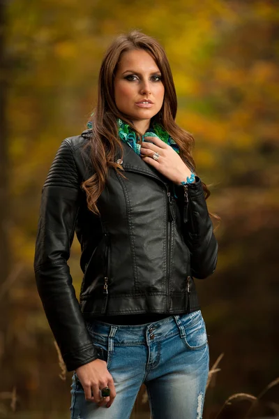 Blog style pretty young woman on a walk in forest on late autumn — Stock Photo, Image