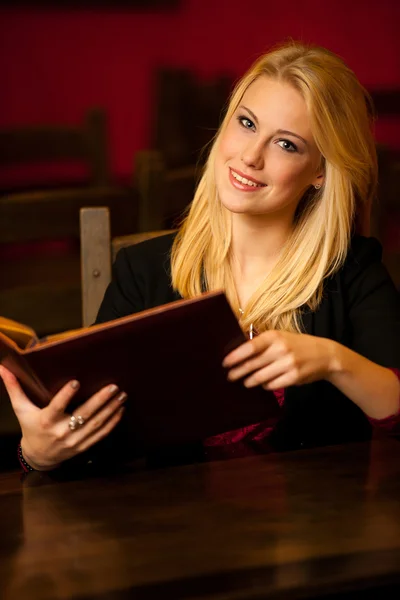 Junges Paar bestellt Essen in Restaurant-Speisekarte — Stockfoto