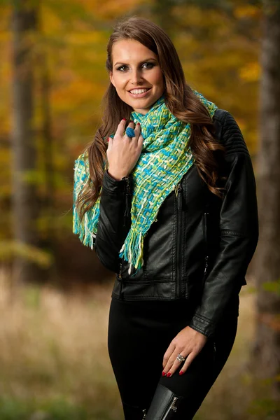 在深秋的森林散步的博客风格漂亮的年轻女人 — 图库照片